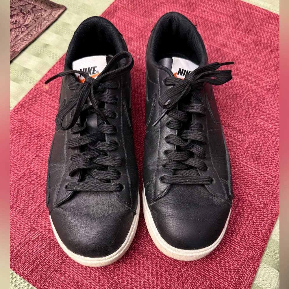 Nike Women's Black and White Sneakers